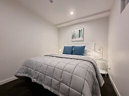 Luxe Apt w Harbour-Sunset Views -Parking