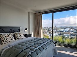 Luxe Apt w Harbour-Sunset Views -Parking