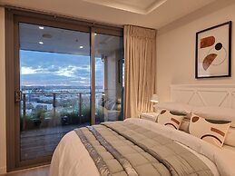 Luxe Apt w Harbour-Sunset Views -Parking