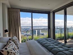 Luxe Apt w Harbour-Sunset Views -Parking