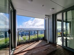 Luxe Apt w Harbour-Sunset Views -Parking