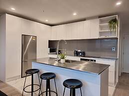 Luxe Apt w Harbour-Sunset Views -Parking