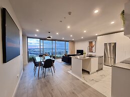 Luxe Apt w Harbour-Sunset Views -Parking