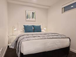 Luxe Apt w Harbour-Sunset Views -Parking