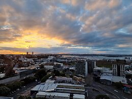 Luxe Apt w Harbour-Sunset Views -Parking