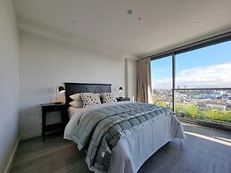 Luxe Apt w Harbour-Sunset Views -Parking