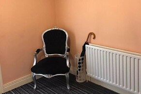 Central 2 Bed Apartment Above Great Derry Pub