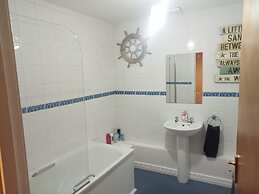 Central 2-bed Apt, Sleeps 5 Above Great Derry Pub