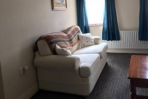Central 2 Bed Apartment Above Great Derry Pub