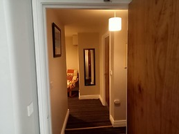 Central 2-bed Apt, Sleeps 5 Above Great Derry Pub