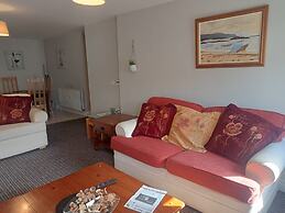 Central 2-bed Apt, Sleeps 5 Above Great Derry Pub