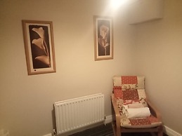 Central 2-bed Apt, Sleeps 5 Above Great Derry Pub