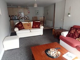 Central 2-bed Apt, Sleeps 5 Above Great Derry Pub