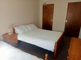 Central 2-bed Apt, Sleeps 5 Above Great Derry Pub