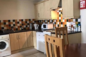 Central 2 Bed Apartment Above Great Derry Pub