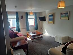 Central 2-bed Apt, Sleeps 5 Above Great Derry Pub