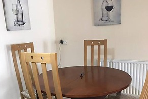 Central 2 Bed Apartment Above Great Derry Pub
