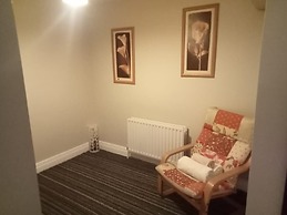 Central 2-bed Apt, Sleeps 5 Above Great Derry Pub