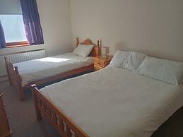 Central 2-bed Apt, Sleeps 5 Above Great Derry Pub