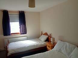 Central 2-bed Apt, Sleeps 5 Above Great Derry Pub