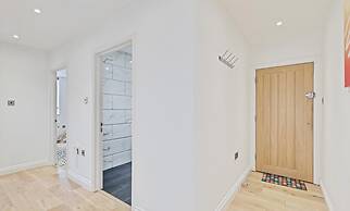 Urban Heights - two Bedroom two Bathroom Loft Style Apartment - Fast W