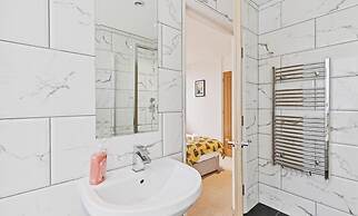 Urban Heights - two Bedroom two Bathroom Loft Style Apartment - Fast W