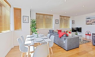 Urban Heights - two Bedroom two Bathroom Loft Style Apartment - Fast W