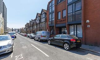 Urban Heights - two Bedroom two Bathroom Loft Style Apartment - Fast W