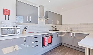 Urban Heights - two Bedroom two Bathroom Loft Style Apartment - Fast W