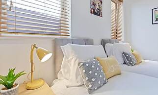 Urban Heights - two Bedroom two Bathroom Loft Style Apartment - Fast W