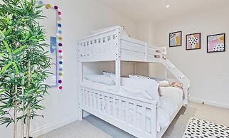 Urban Heights - two Bedroom two Bathroom Loft Style Apartment - Fast W