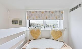On the Water 2 -waterside Studio With Terrace Overlooking the Harbour