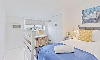 On the Water 2 -waterside Studio With Terrace Overlooking the Harbour