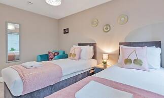 Ocean Walk 2 Bedroom Apartment Moments From the Seaside