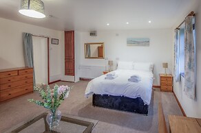 Stormy Castle - 6 Bedroom - Llangenith