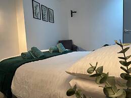 Comfortable and Modern 2-bedroom Flat in Bridgend