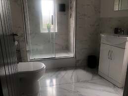 Comfortable and Modern 2-bedroom Flat in Bridgend