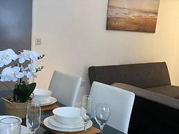 Comfortable and Modern 2-bedroom Flat in Bridgend