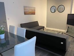 Comfortable and Modern 2-bedroom Flat in Bridgend