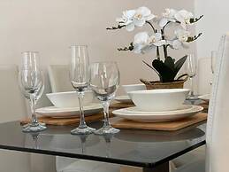 Comfortable and Modern 2-bedroom Flat in Bridgend