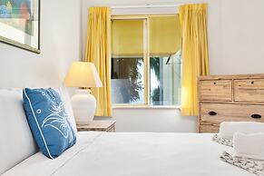 Beachfront Bliss 3-bedroom Apartment with Sea View 4