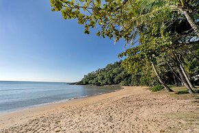 Beachfront Bliss 3-bedroom Apartment with Sea View 4