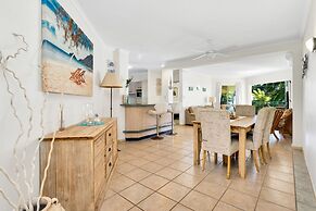 Beachfront Bliss 3-bedroom Apartment with Sea View 4