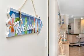 Beachfront Bliss 3-bedroom Apartment with Sea View 4