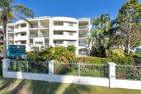 Beachfront Bliss 3-bedroom Apartment with Sea View 4