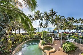 Beachfront Bliss 3-bedroom Apartment with Sea View 4