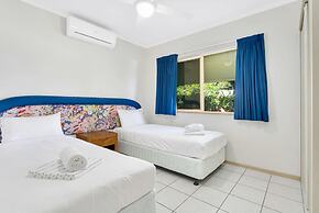 Beachfront Bliss 3-bedroom Apartment with Sea View 4