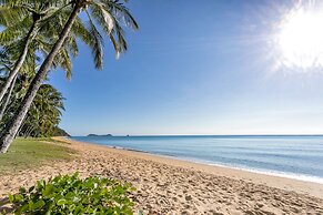 Beachfront Bliss 3-bedroom Apartment with Sea View 4