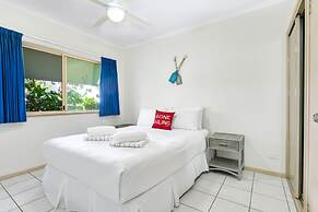 Beachfront Bliss 3-bedroom Apartment with Sea View 4