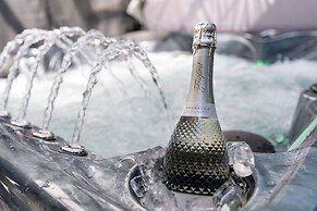 Luxury Georgian City Retreat - Hot Tub - Patio